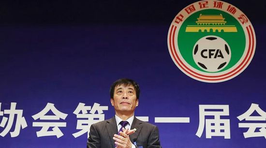 《每日体育报》报道，拜仁慕尼黑冬窗有意和皇马竞争曼联中卫瓦拉内。